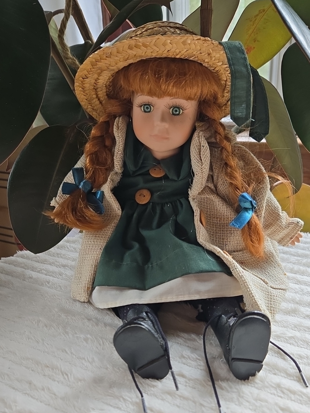 Musical. Green-Trim Porcelain Girl. Anne Aux Pignons Verts